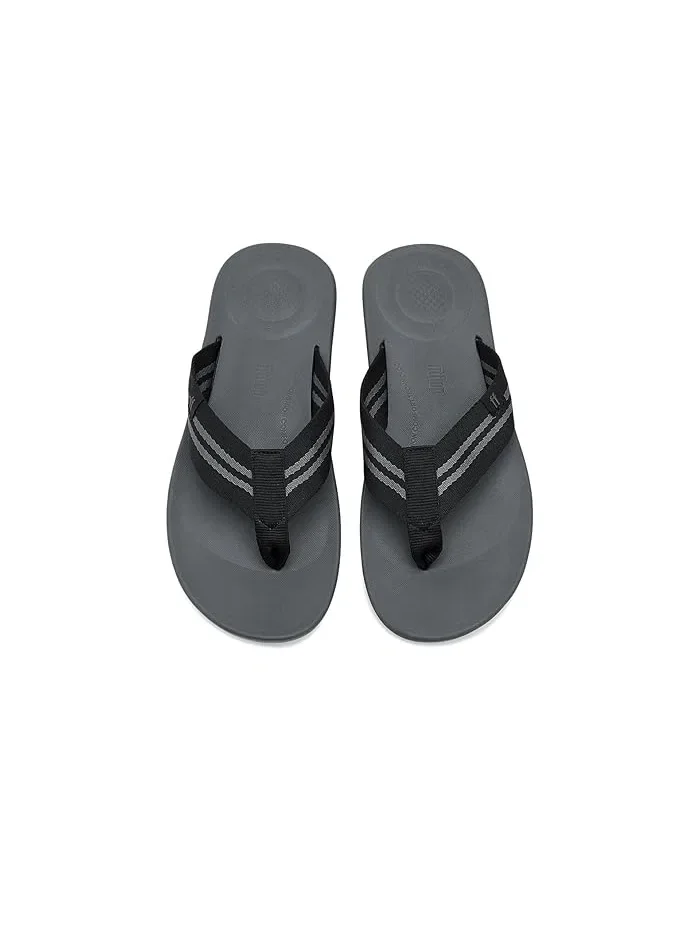 Сандалии с ремешками Iqushion Two-Stripe Webbing FitFlop — изображение 2 из 4, черный/темно-серый