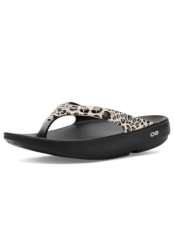Сандалии Oolala Limited Thong OOFOS, Leopard
