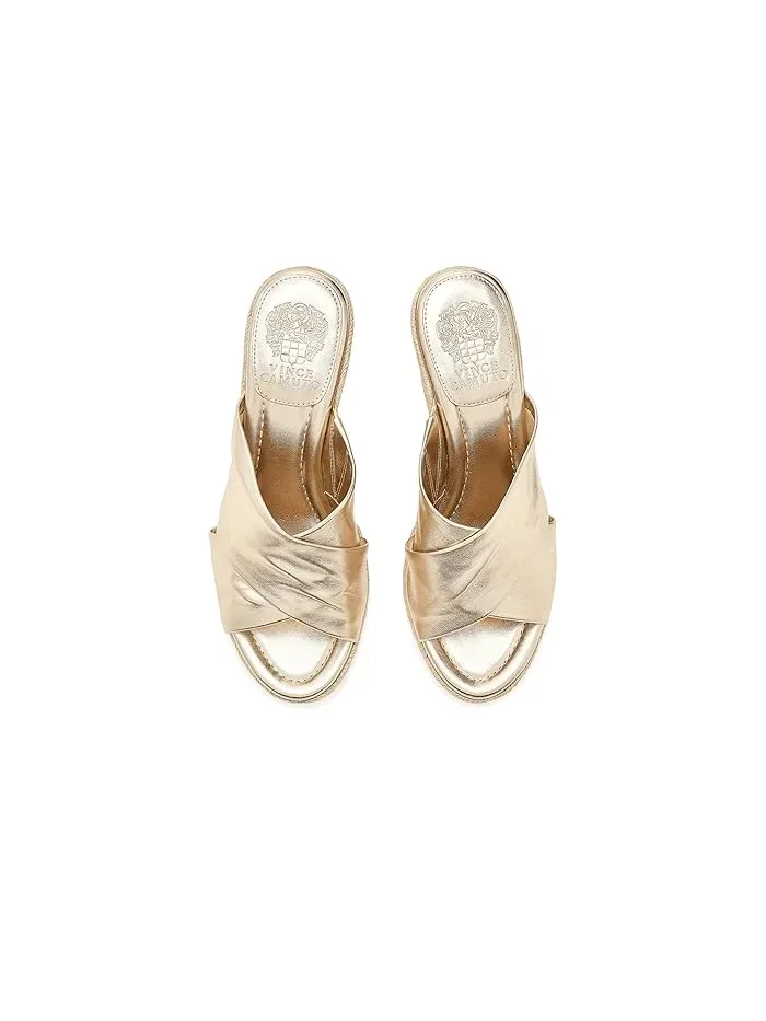 Босоножки на танкетке с перекрестными ремешками Fisella Vince Camuto — изображение 2 из 4, золотистый