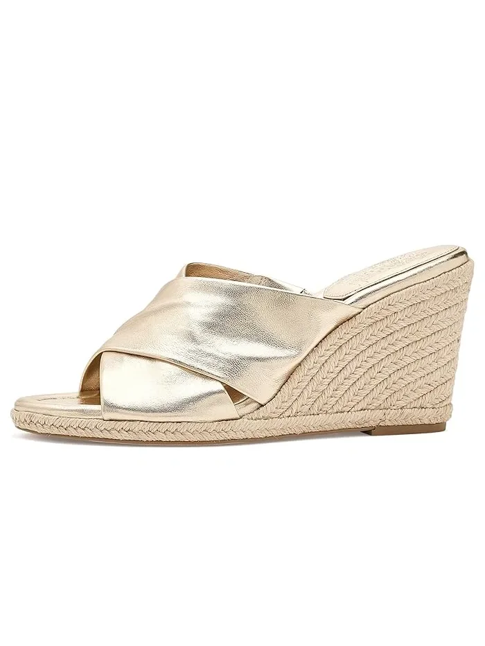 Босоножки на танкетке с перекрестными ремешками Fisella Vince Camuto — изображение 4 из 4, золотистый