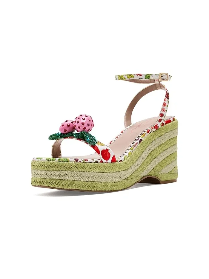 Босоножки на каблуке с принтом клубники Bobbie Blue by Betsey Johnson