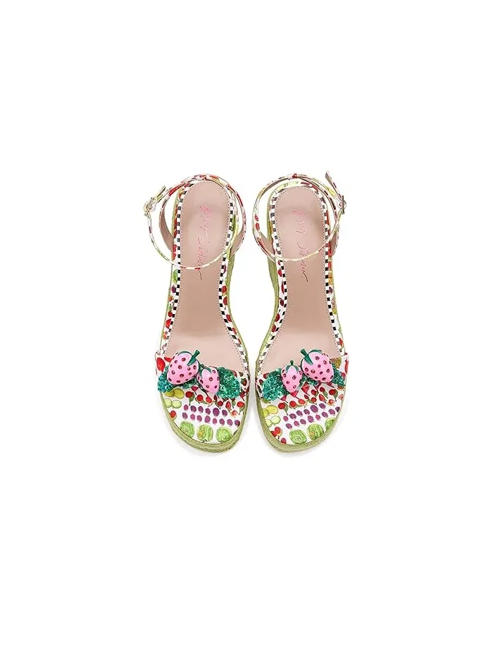 Босоножки на каблуке с принтом клубники Bobbie Blue by Betsey Johnson — изображение 2 из 4, белый мульти