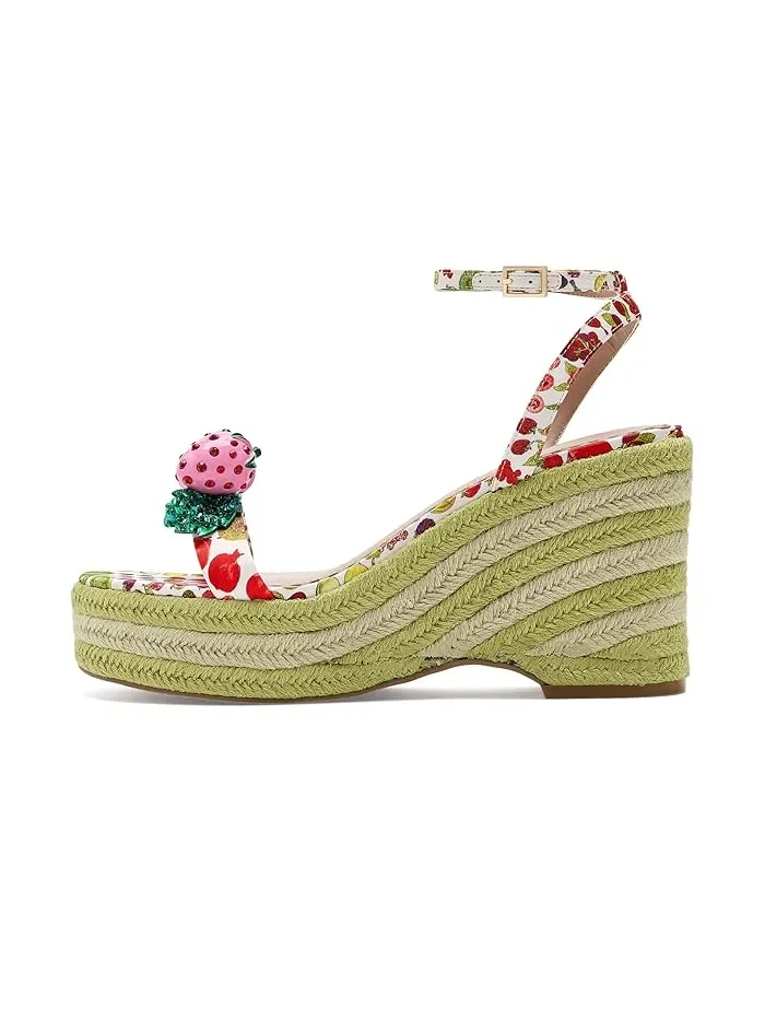 Босоножки на каблуке с принтом клубники Bobbie Blue by Betsey Johnson — изображение 4 из 4, белый мульти