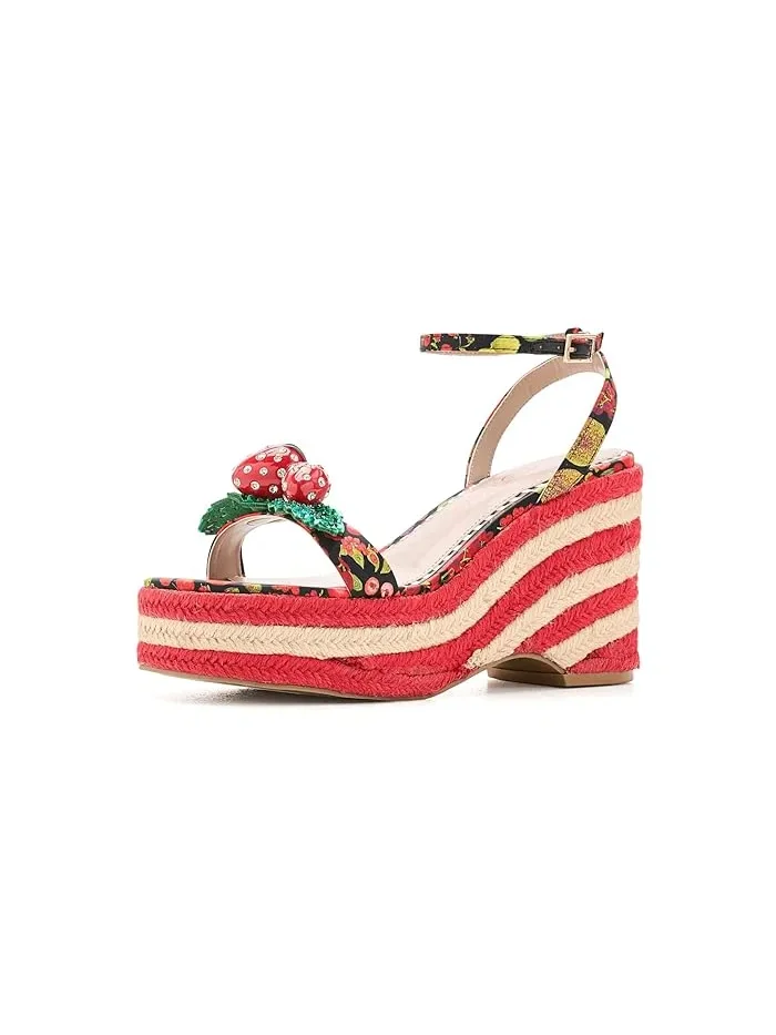 Босоножки на каблуке с клубничным принтом Bobbie Blue by Betsey Johnson — изображение 1 из 4, черный мульти
