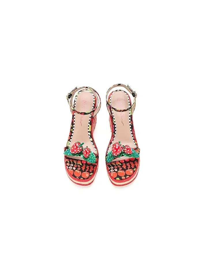 Босоножки на каблуке с клубничным принтом Bobbie Blue by Betsey Johnson — изображение 2 из 4, черный мульти