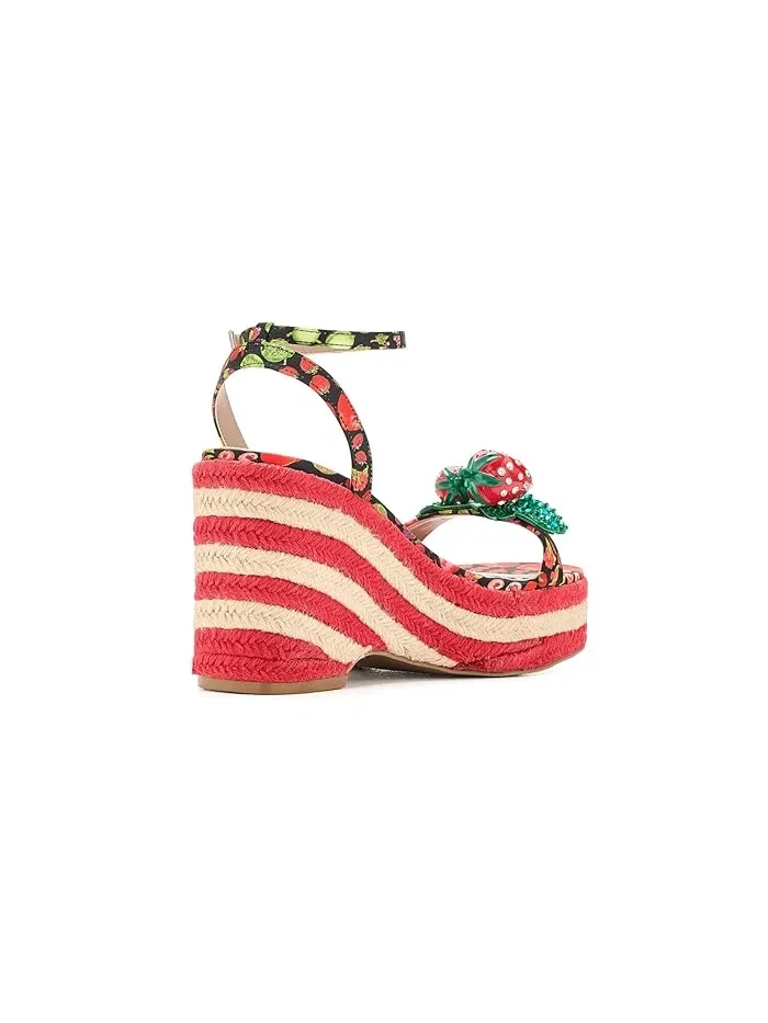 Босоножки на каблуке с клубничным принтом Bobbie Blue by Betsey Johnson — изображение 3 из 4, черный мульти