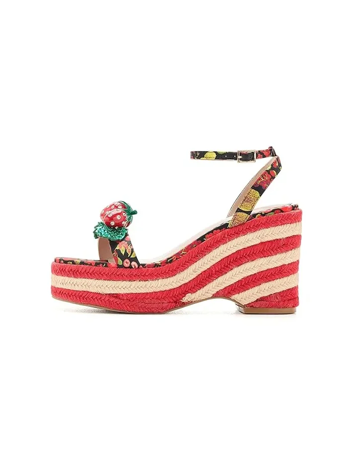 Босоножки на каблуке с клубничным принтом Bobbie Blue by Betsey Johnson — изображение 4 из 4, черный мульти