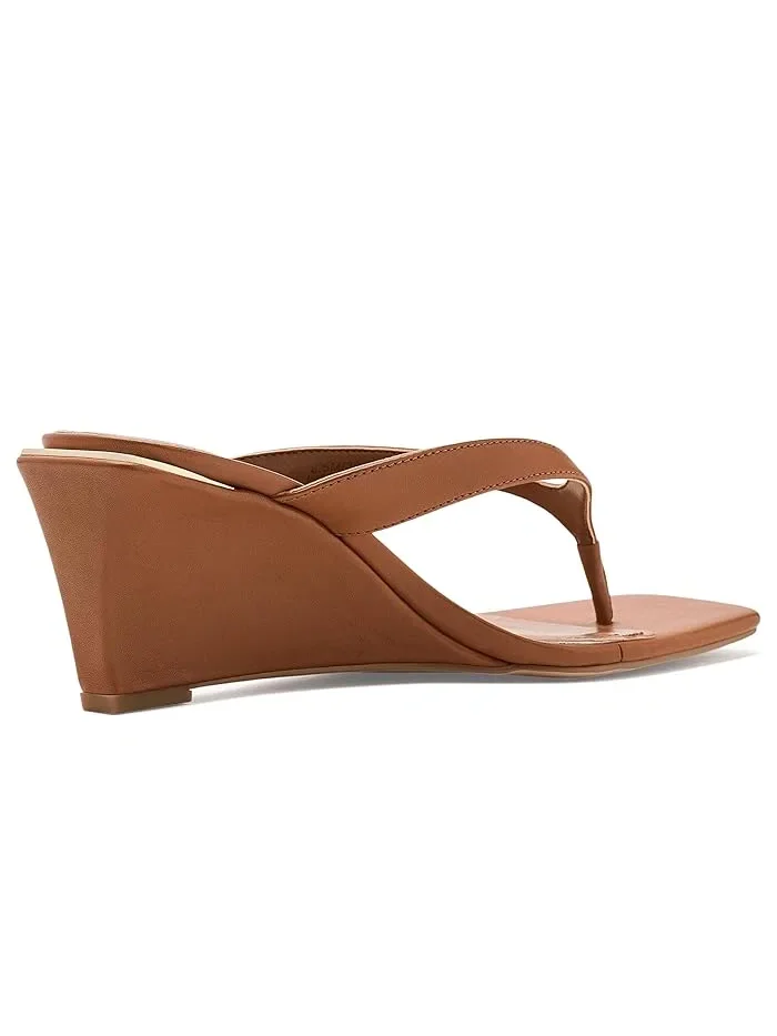 Босоножки на танкетке Cianna Vince Camuto — изображение 3 из 4, золотистый