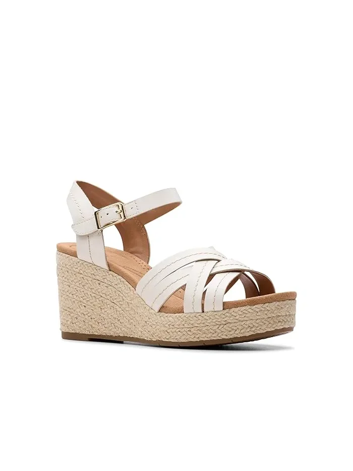 Босоножки на танкетке Sabina Strap Clarks — изображение 1 из 4, кремовый