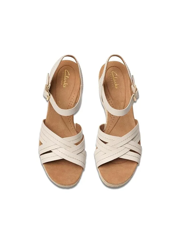 Босоножки на танкетке Sabina Strap Clarks — изображение 2 из 4, кремовый