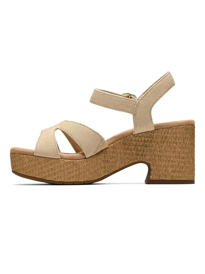 Босоножки на каблуке Nerisa Twist Clarks — изображение 4 из 4, бежевый