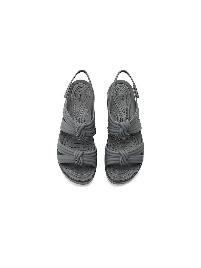 Босоножки на платформе Brooklyn Knot Low Wedge Crocs, Carbon Knot — изображение 2 из 4, узел углерода