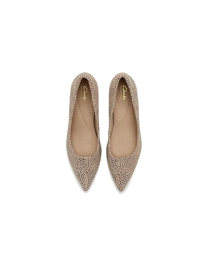 Туфли на каблуке с принтом Zarey Court Clarks, Animal Print Suede — изображение 2 из 4, принт животных