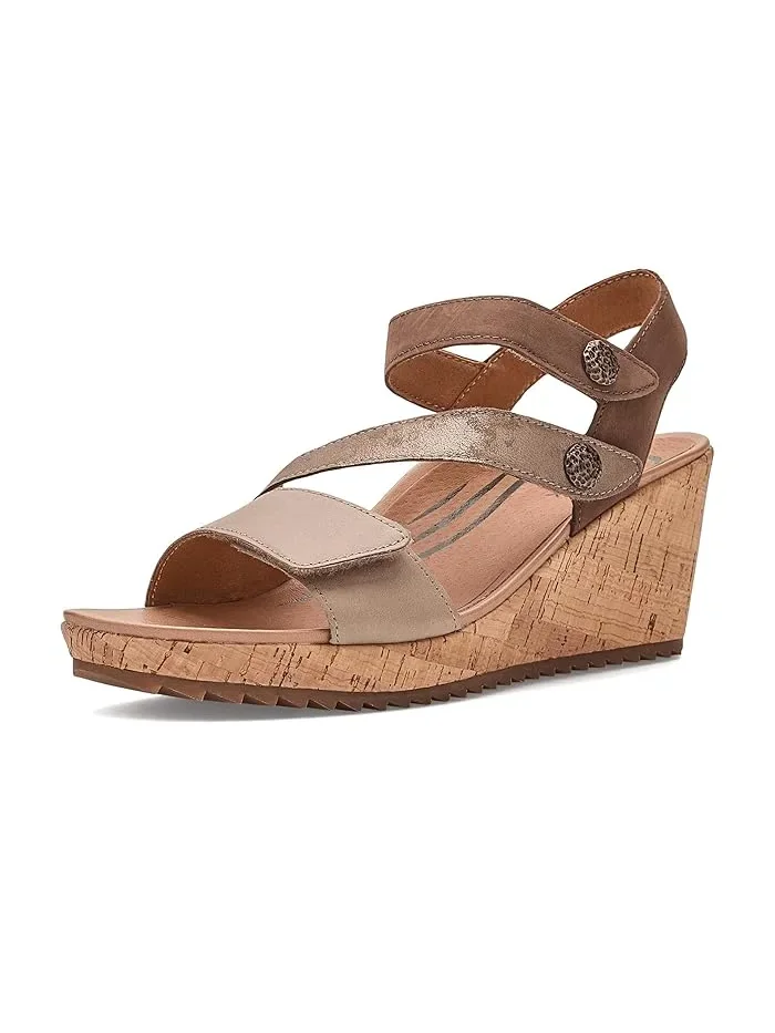 Босоножки на танкетке Madelyn Wedge Sandal Aetrex