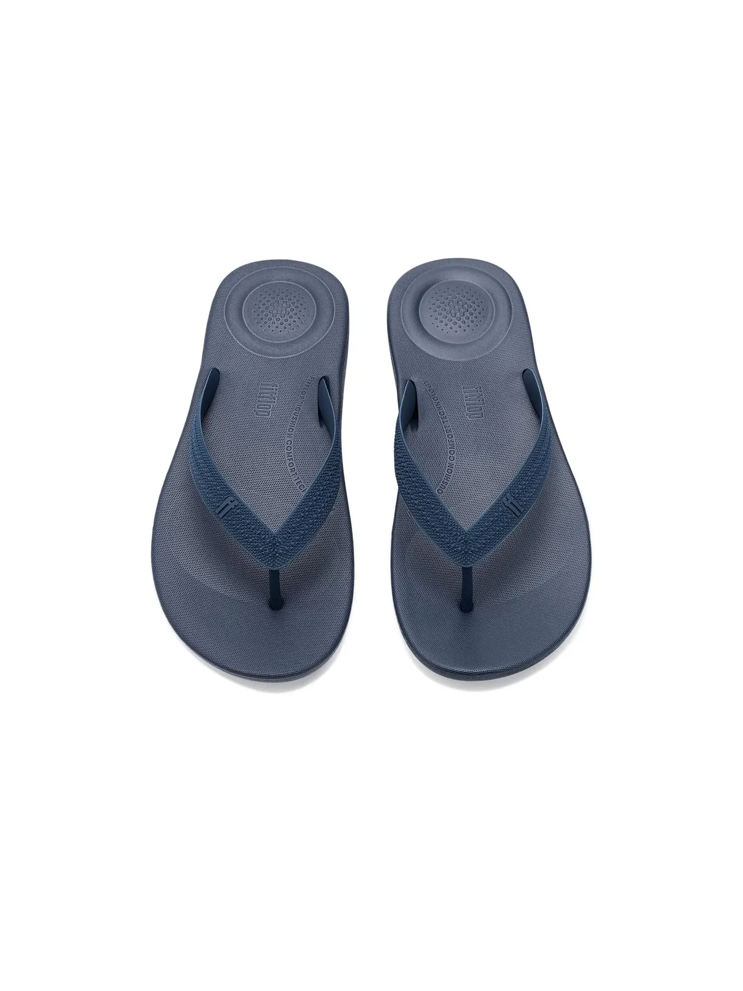 Шлепанцы с текстурными ремешками Iqushion Textured-Strap Flip-Flops Fitflop — изображение 2 из 4, темно-синий