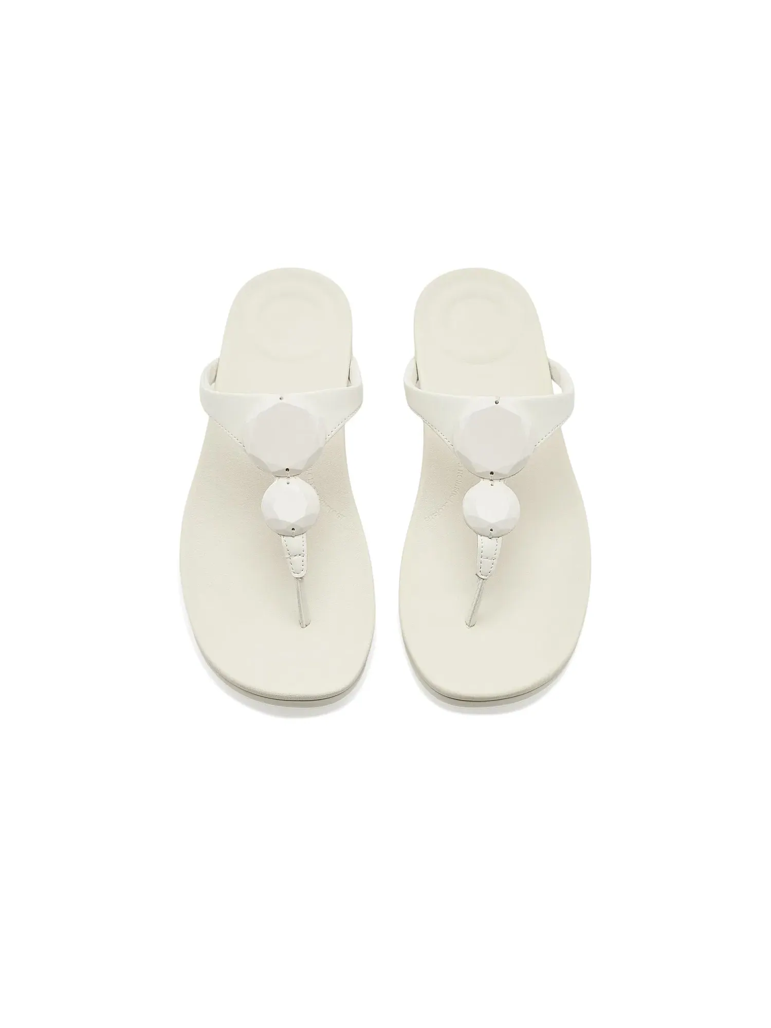 Сандалии Solay Glossy-Disc с перемычкой между пальцами Fitflop — изображение 2 из 4, бежевый
