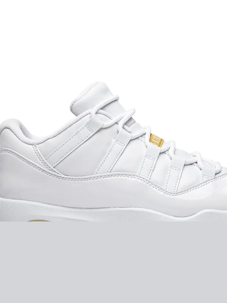 Бутсы Air Jordan 11 Low Golf Metallic Gold — изображение 2 из 8, белый