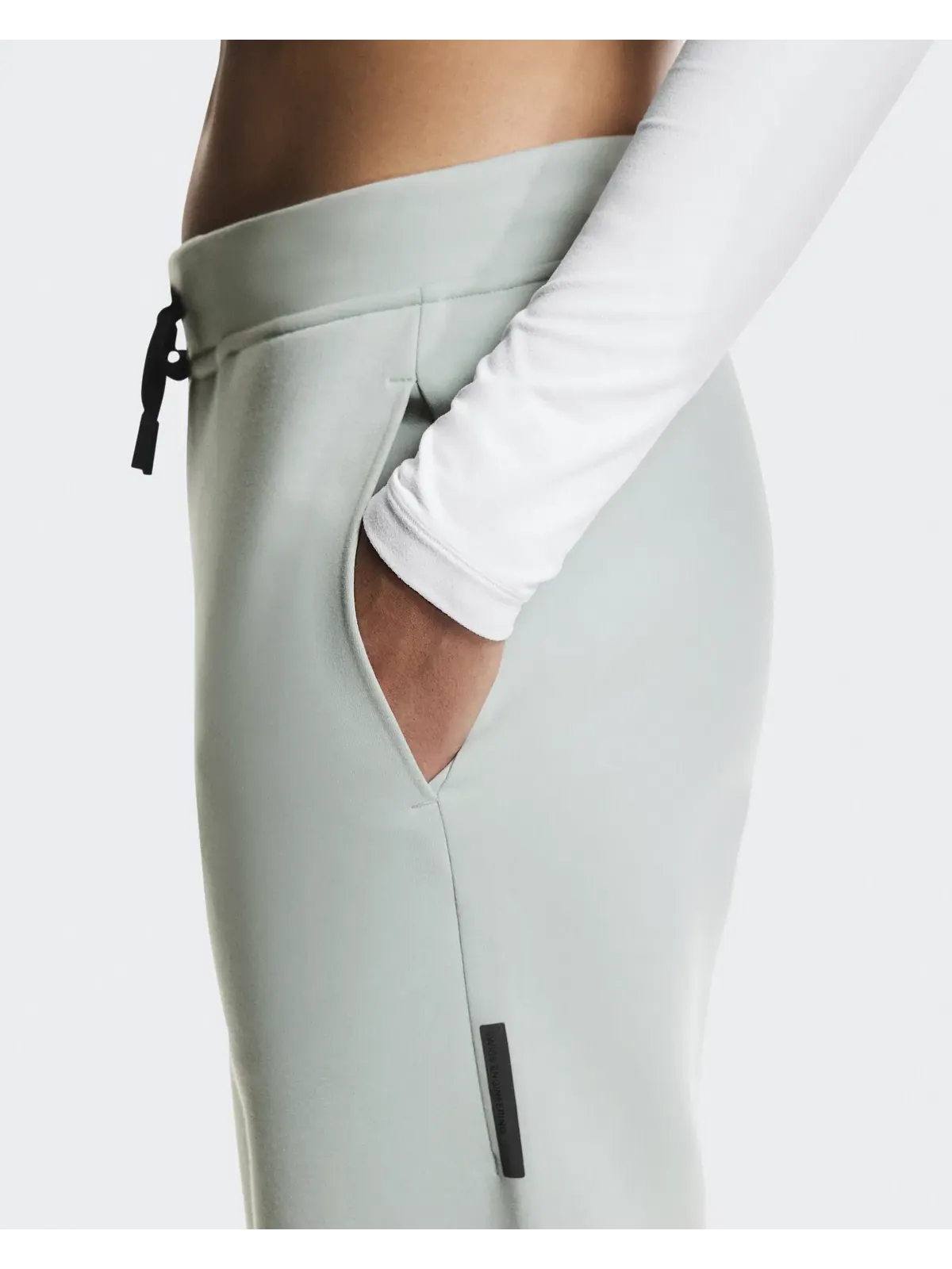 Женские брюки-джоггеры с технологичным карманом Focus Tech Sweatpants On — 8