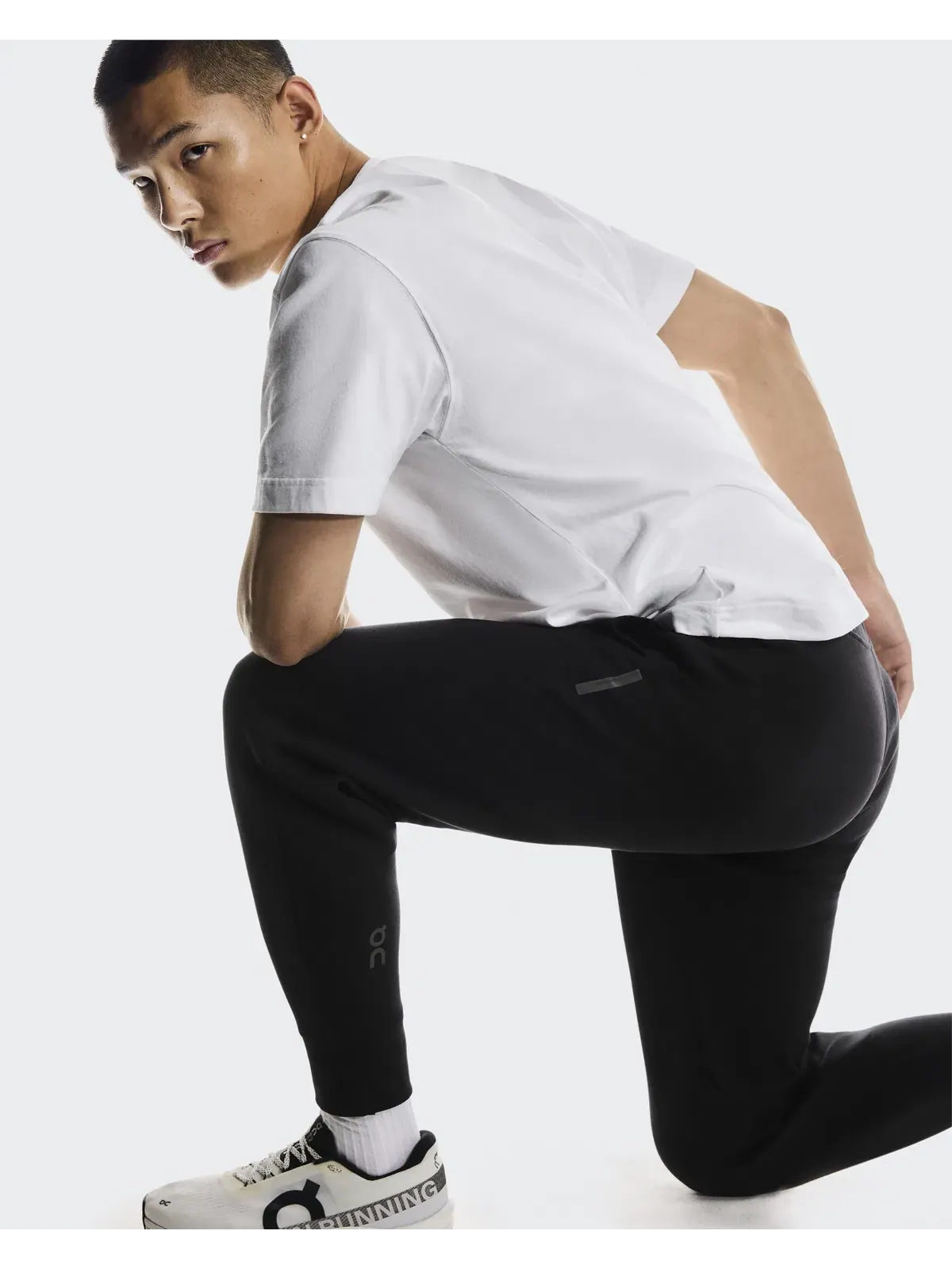 Мужские спортивные брюки с боковым карманом на молнии Focus Tech Sweatpants On — 6