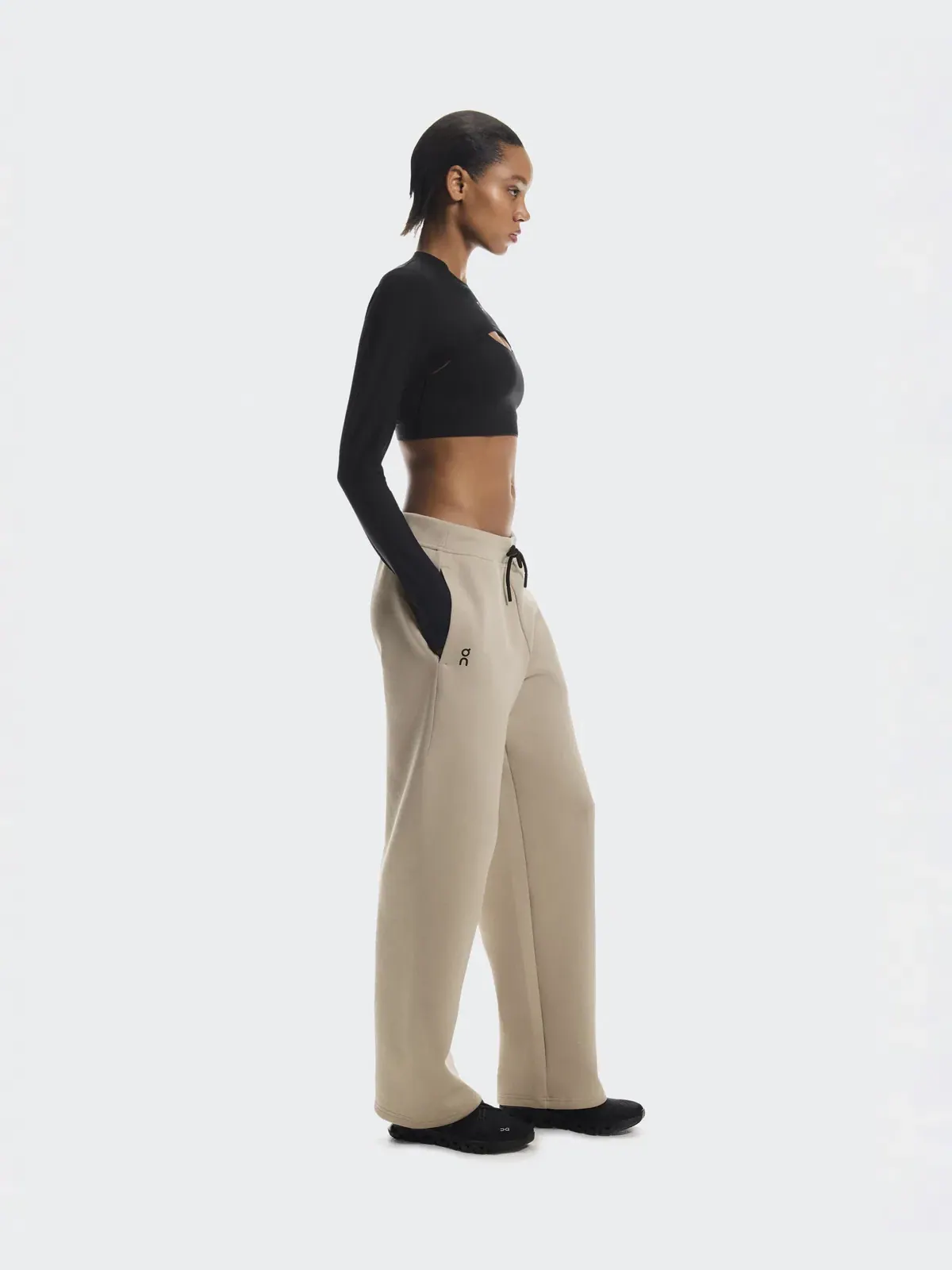 Женские спортивные брюки с боковым карманом на молнии Focus Tech Sweatpants On — 7