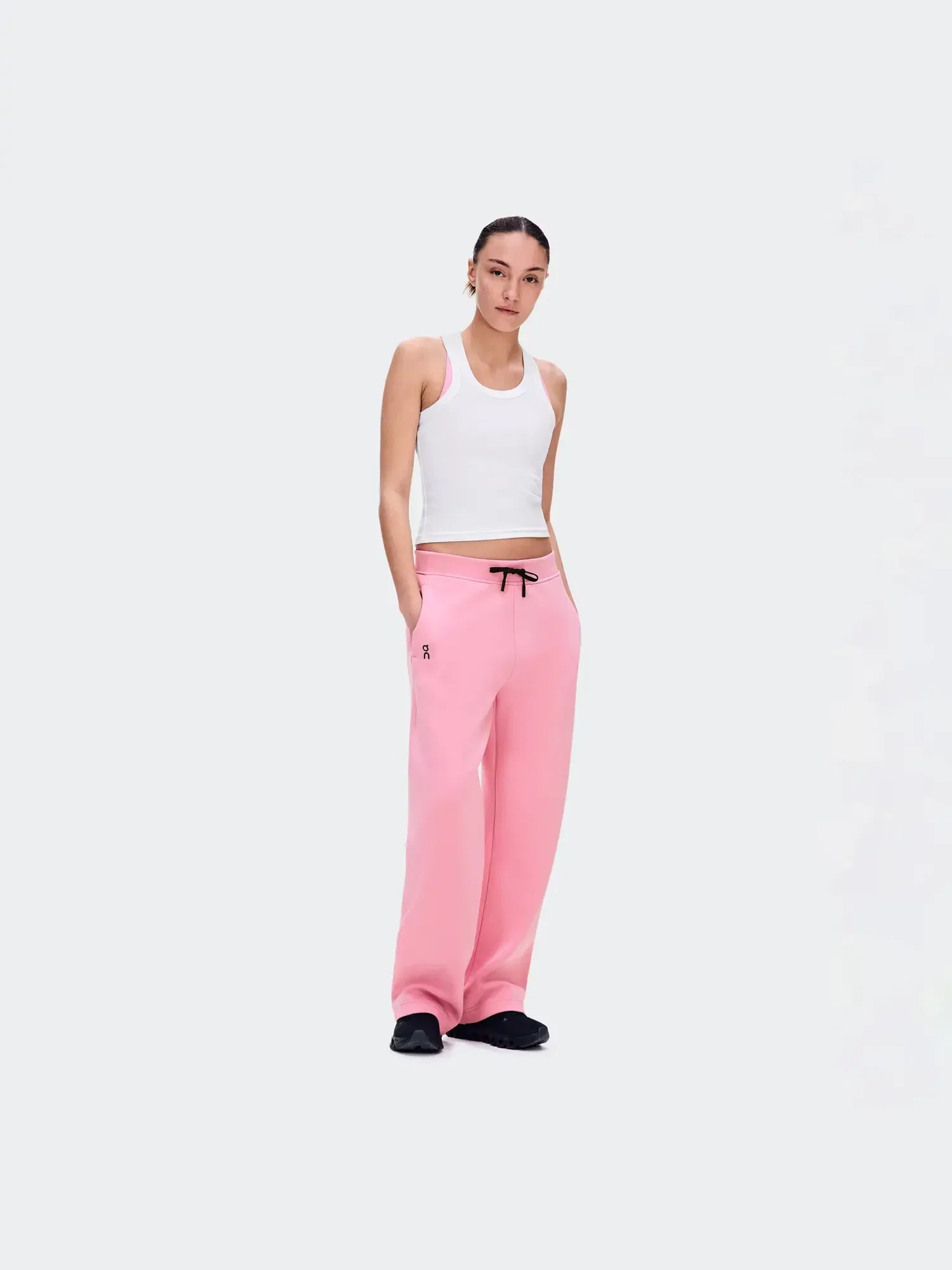 Женские спортивные брюки с боковым карманом на молнии Focus Tech Sweatpants On — 11