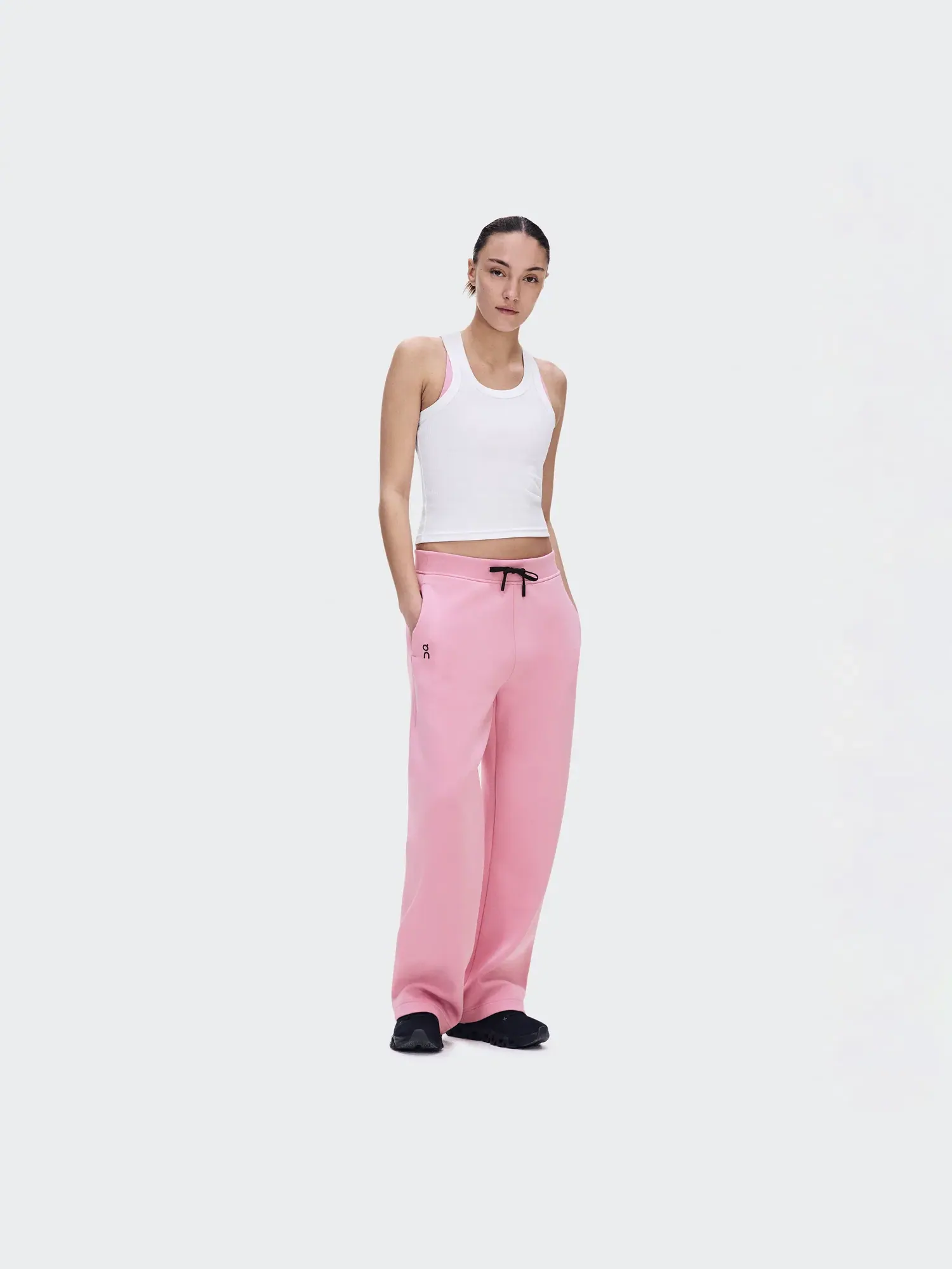 Женские спортивные брюки с боковым карманом на молнии Focus Tech Sweatpants On — 10