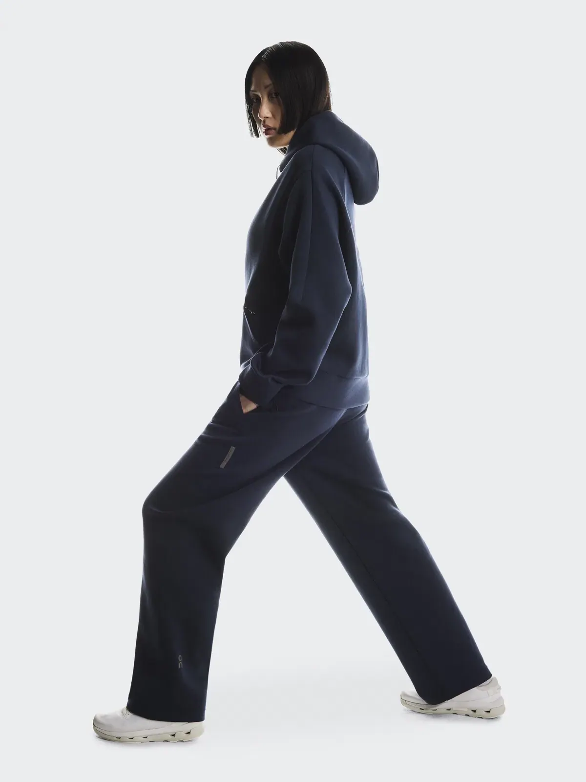 Женские спортивные брюки с боковым карманом на молнии Focus Tech Sweatpants On — 4