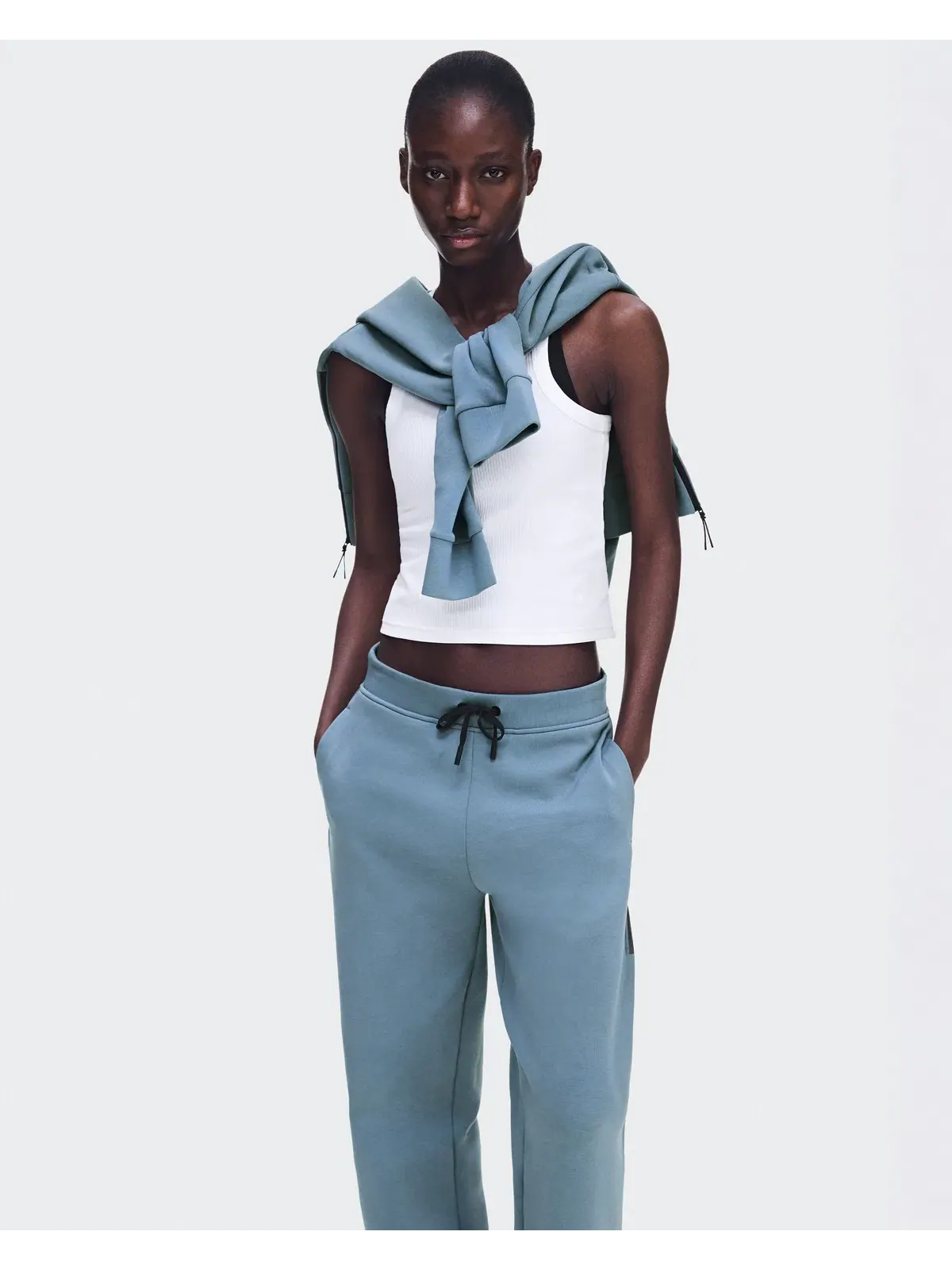 Женские брюки-джоггеры с боковым карманом на молнии Focus Tech Sweatpants On — 3