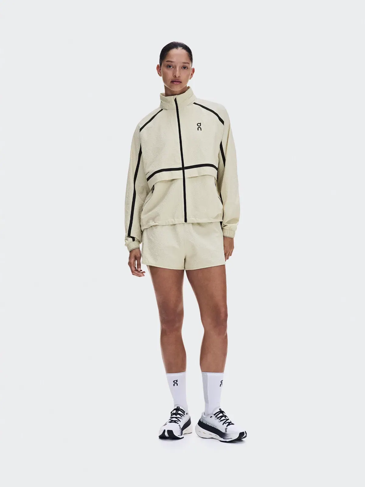 Женская беговая куртка демисезонная с ветрозащитой Performance Volt Jacket On, Hare — 2
