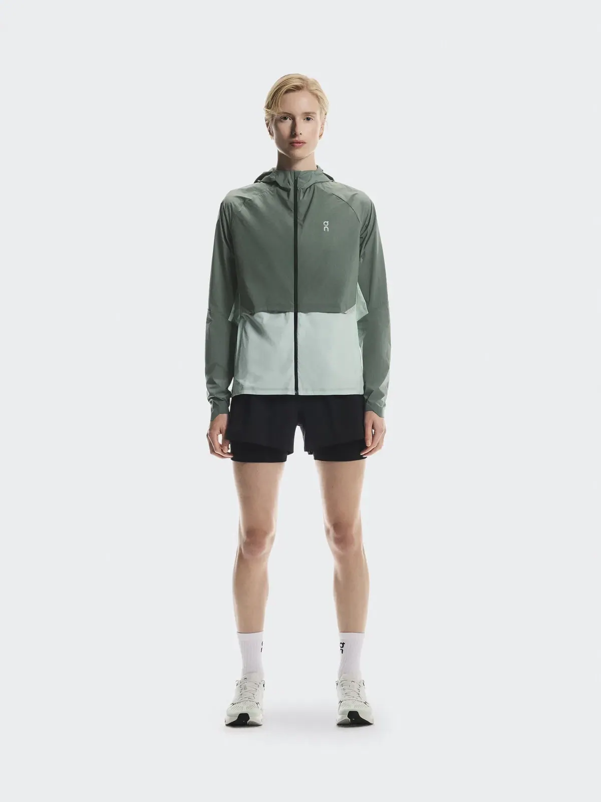 Женская беговая куртка водоотталкивающая с капюшоном Core Jacket On — 2