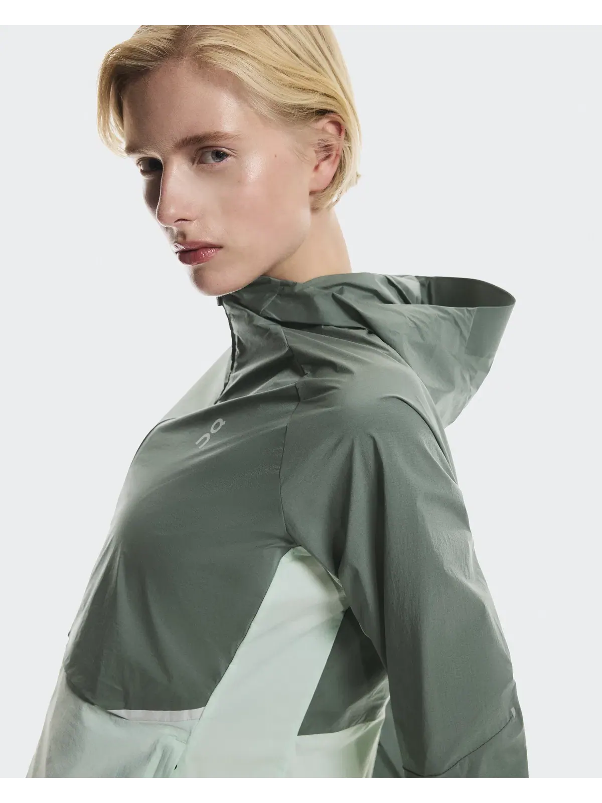 Женская беговая куртка водоотталкивающая с капюшоном Core Jacket On — 5
