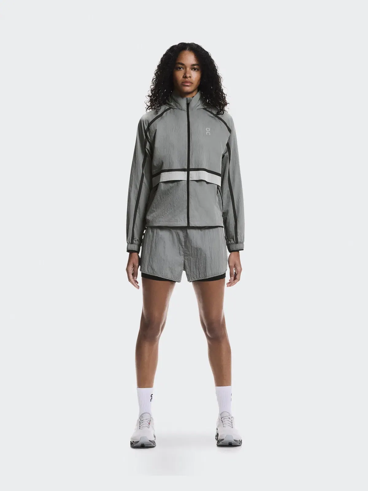 Женская беговая куртка ветрозащитная с капюшоном Performance Volt Jacket On — 2