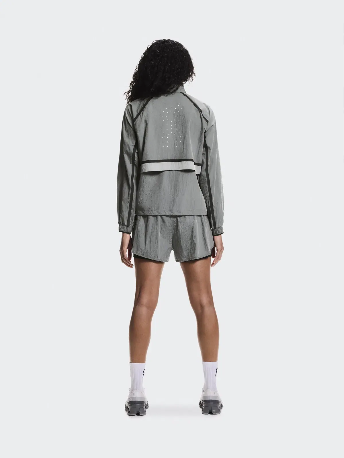 Женская беговая куртка ветрозащитная с капюшоном Performance Volt Jacket On — 3
