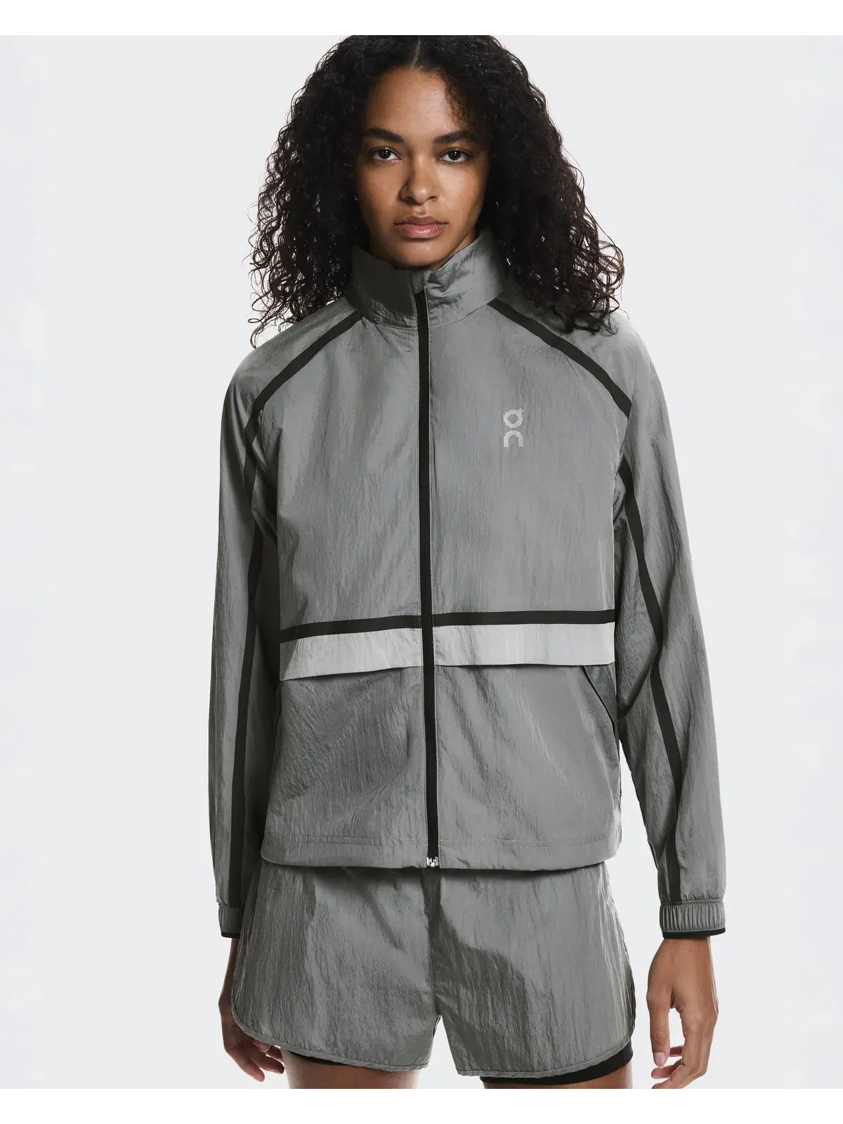 Женская беговая куртка ветрозащитная с капюшоном Performance Volt Jacket On — 4