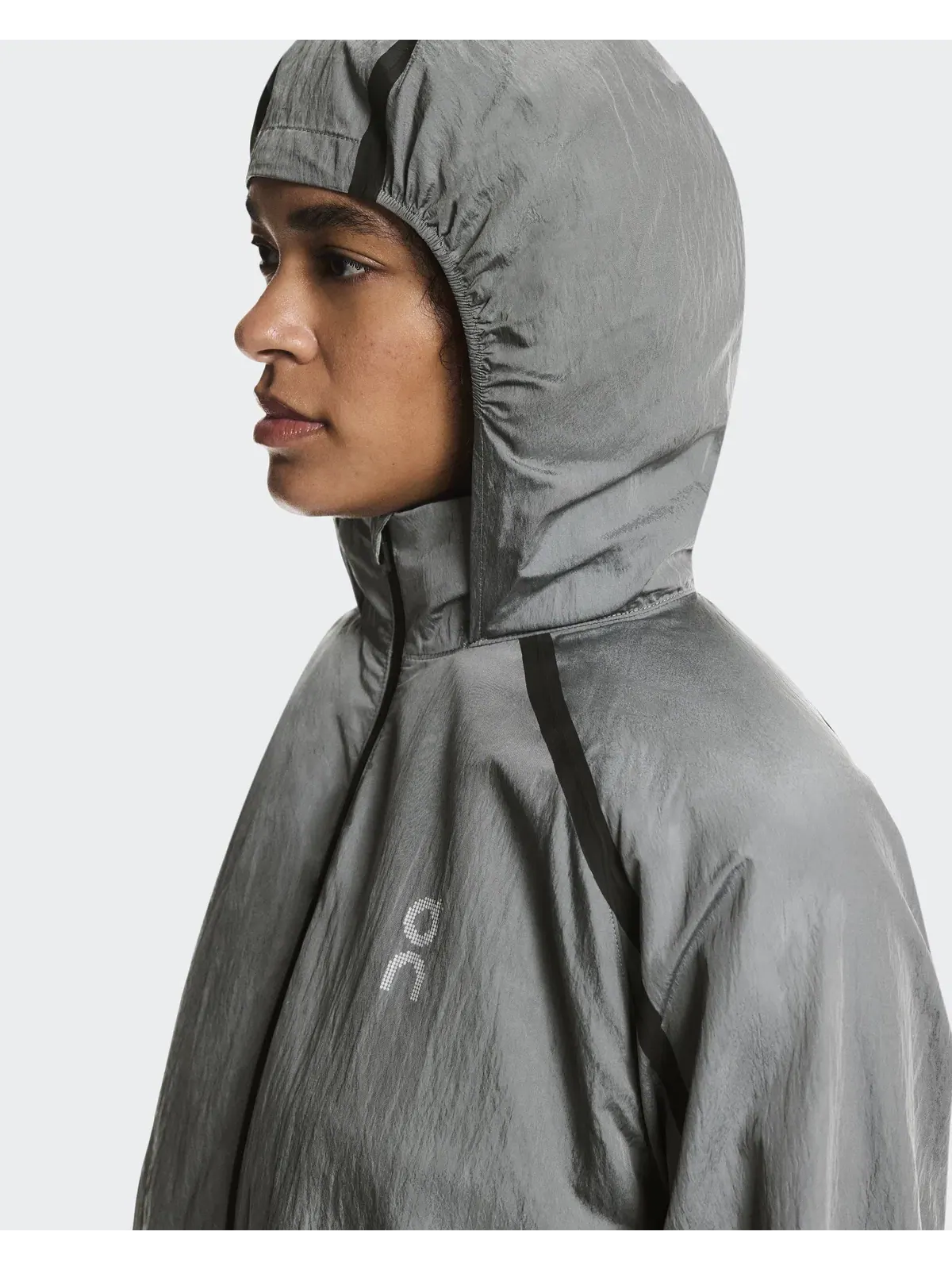 Женская беговая куртка ветрозащитная с капюшоном Performance Volt Jacket On — 5