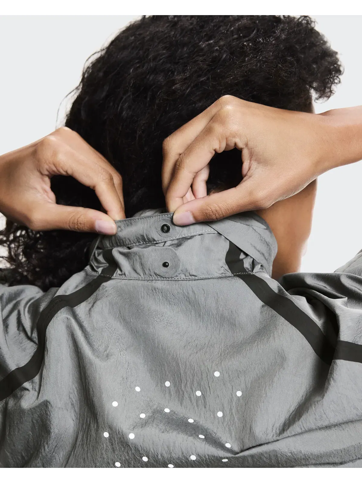 Женская беговая куртка ветрозащитная с капюшоном Performance Volt Jacket On — 6