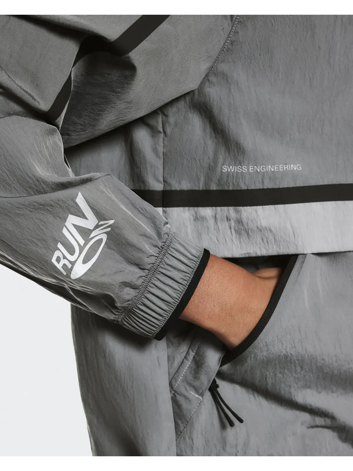 Женская беговая куртка ветрозащитная с капюшоном Performance Volt Jacket On — 7
