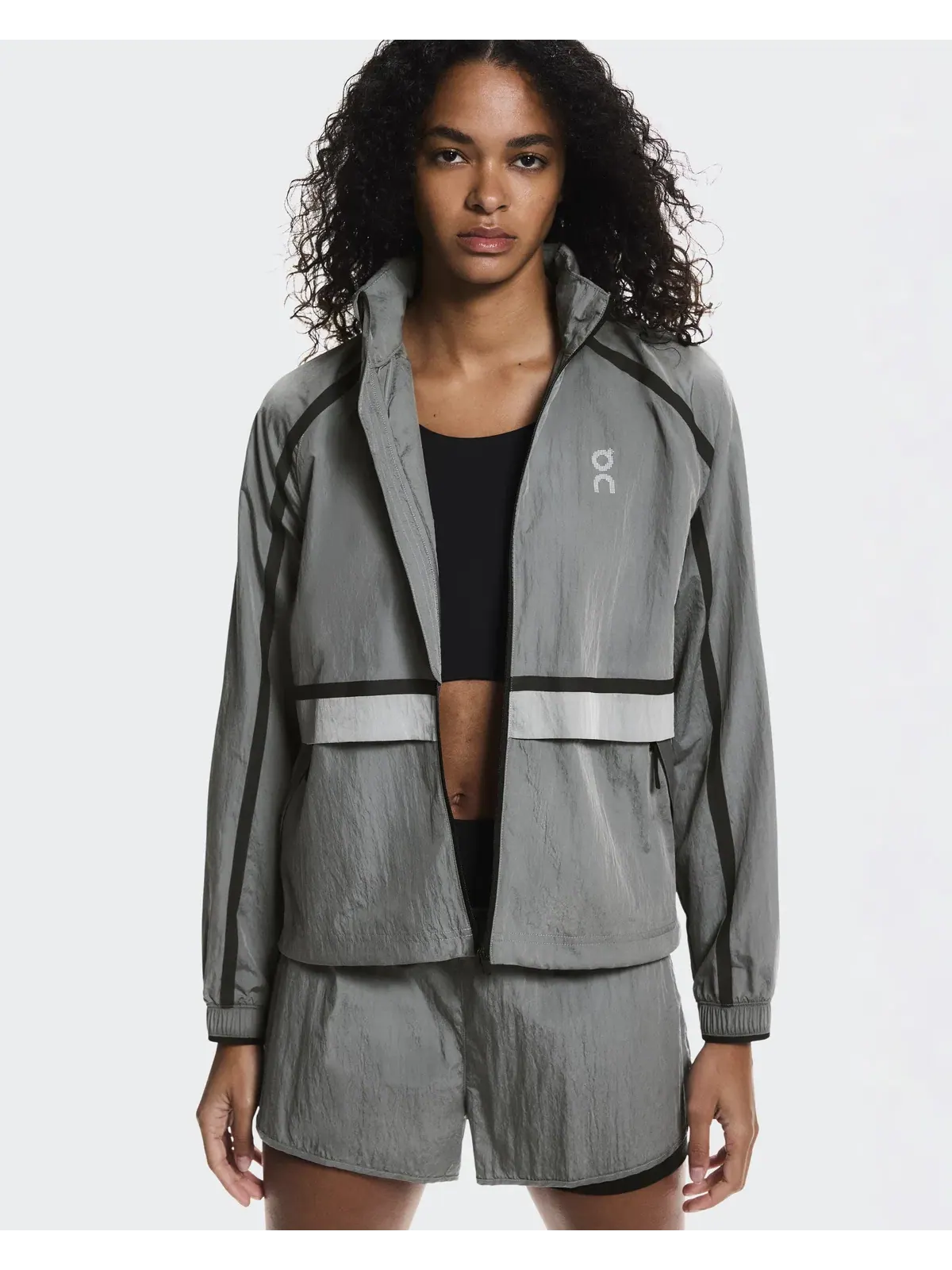 Женская беговая куртка ветрозащитная с капюшоном Performance Volt Jacket On — 8