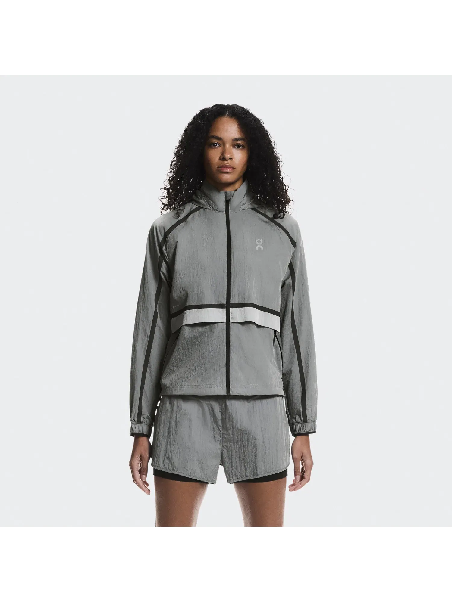 Женская беговая куртка ветрозащитная с капюшоном Performance Volt Jacket On — 9
