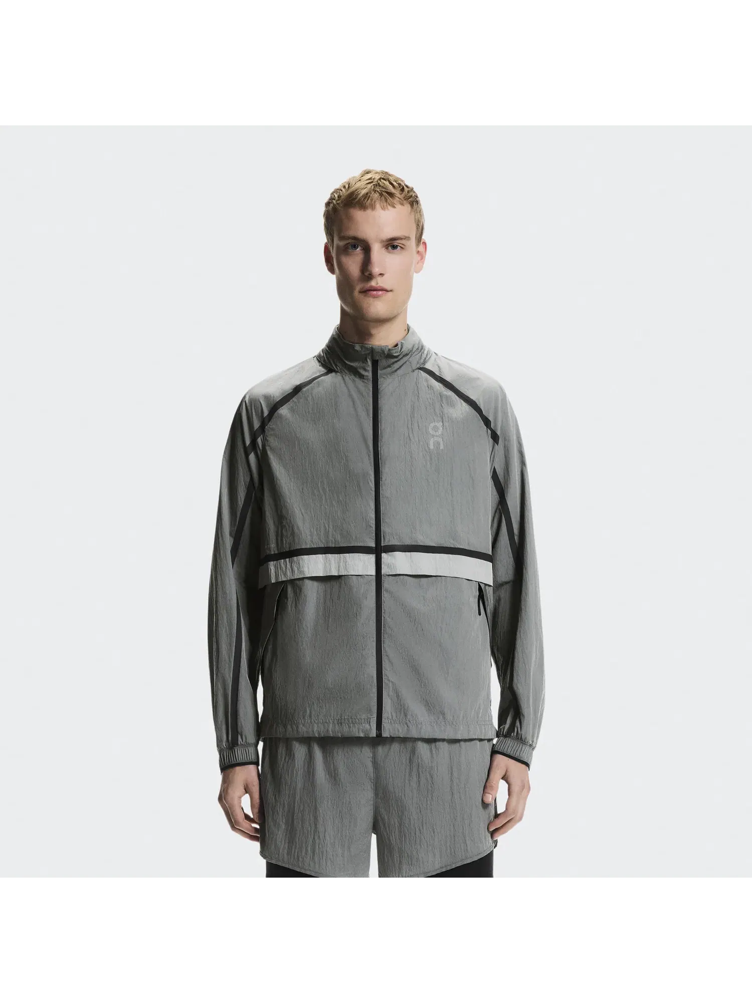 Мужская беговая куртка ветрозащитная с капюшоном Performance Volt Jacket On — 12