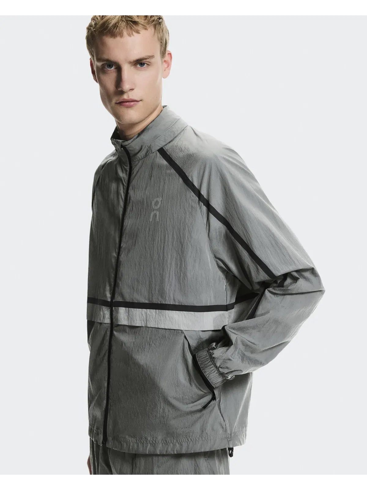 Мужская беговая куртка ветрозащитная с капюшоном Performance Volt Jacket On — 4