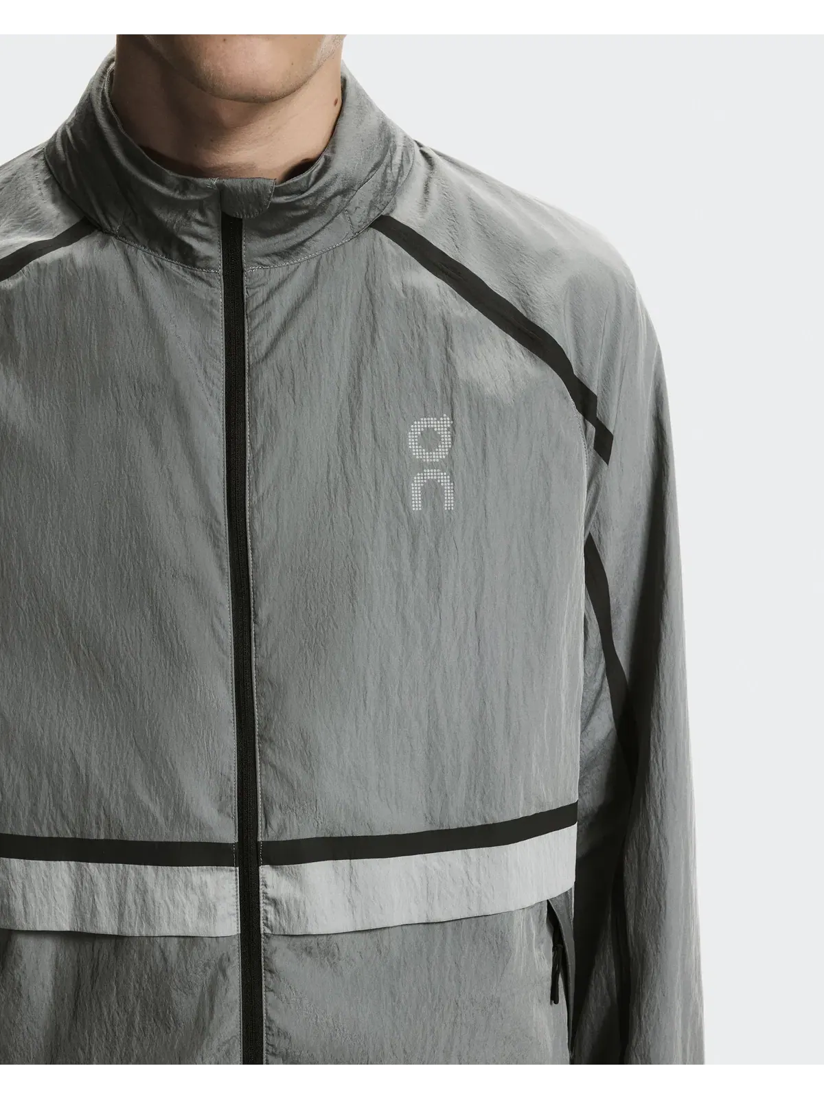 Мужская беговая куртка ветрозащитная с капюшоном Performance Volt Jacket On — 5