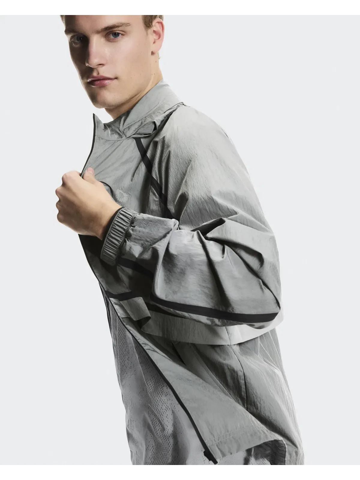Мужская беговая куртка ветрозащитная с капюшоном Performance Volt Jacket On — 8