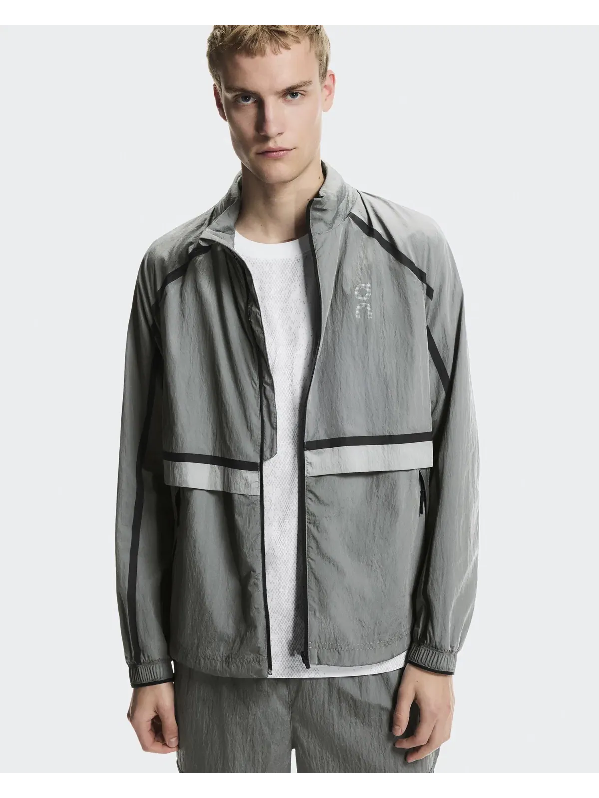 Мужская беговая куртка ветрозащитная с капюшоном Performance Volt Jacket On — 9