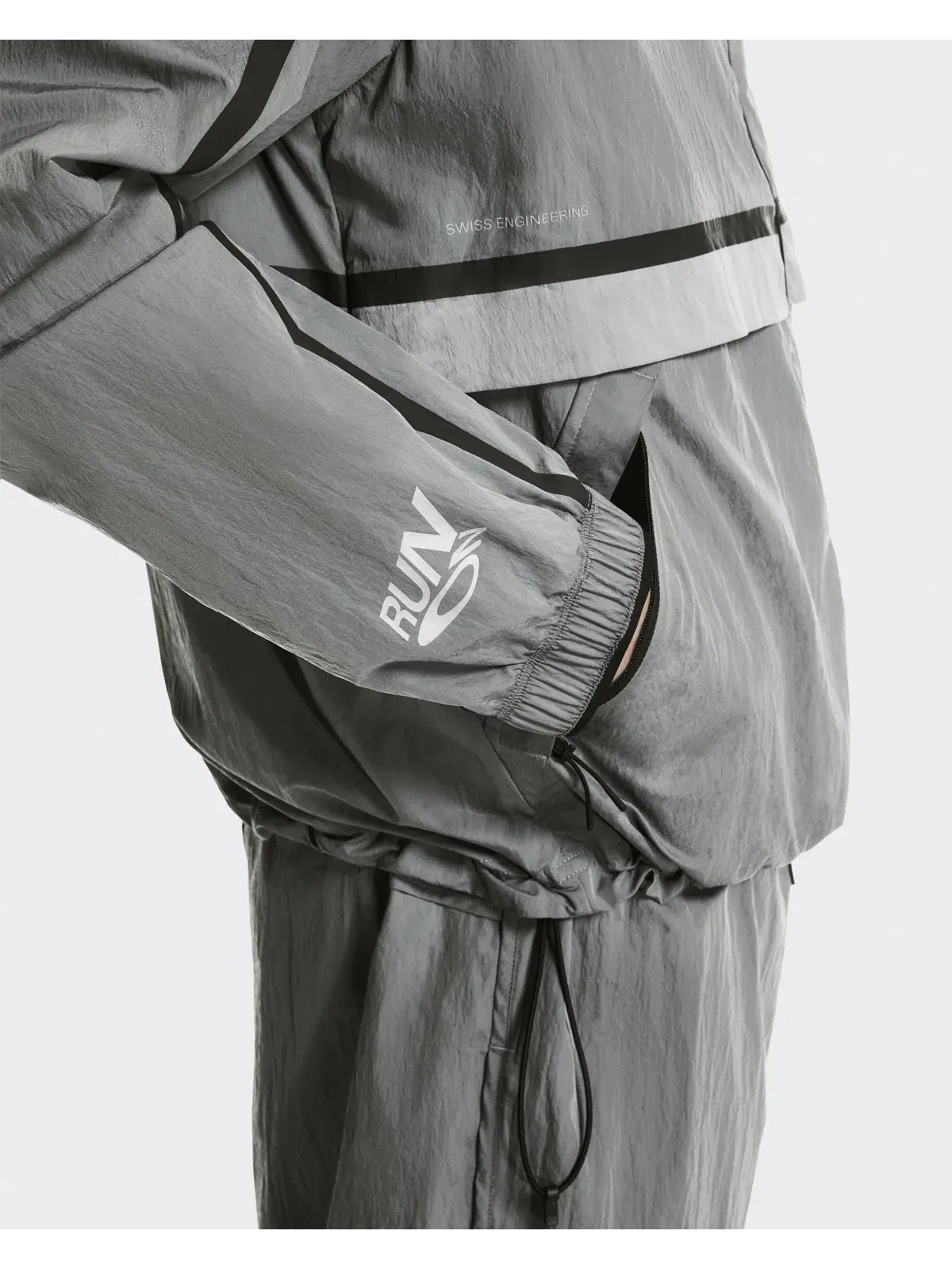 Мужская беговая куртка ветрозащитная с капюшоном Performance Volt Jacket On — 10