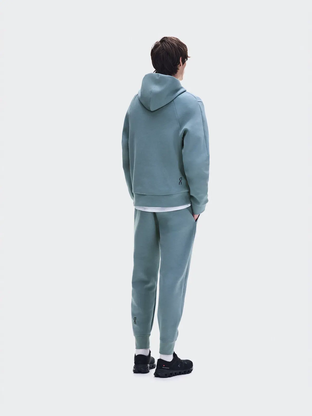 Мужское худи с карманом-кенгуру Focus Tech Hoodie On — 4