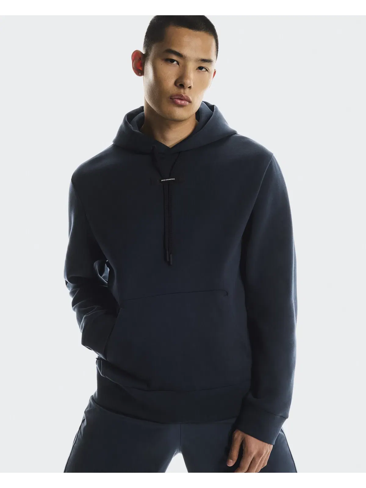 Мужское худи с карманом-кенгуру Focus Tech Hoodie On — 4