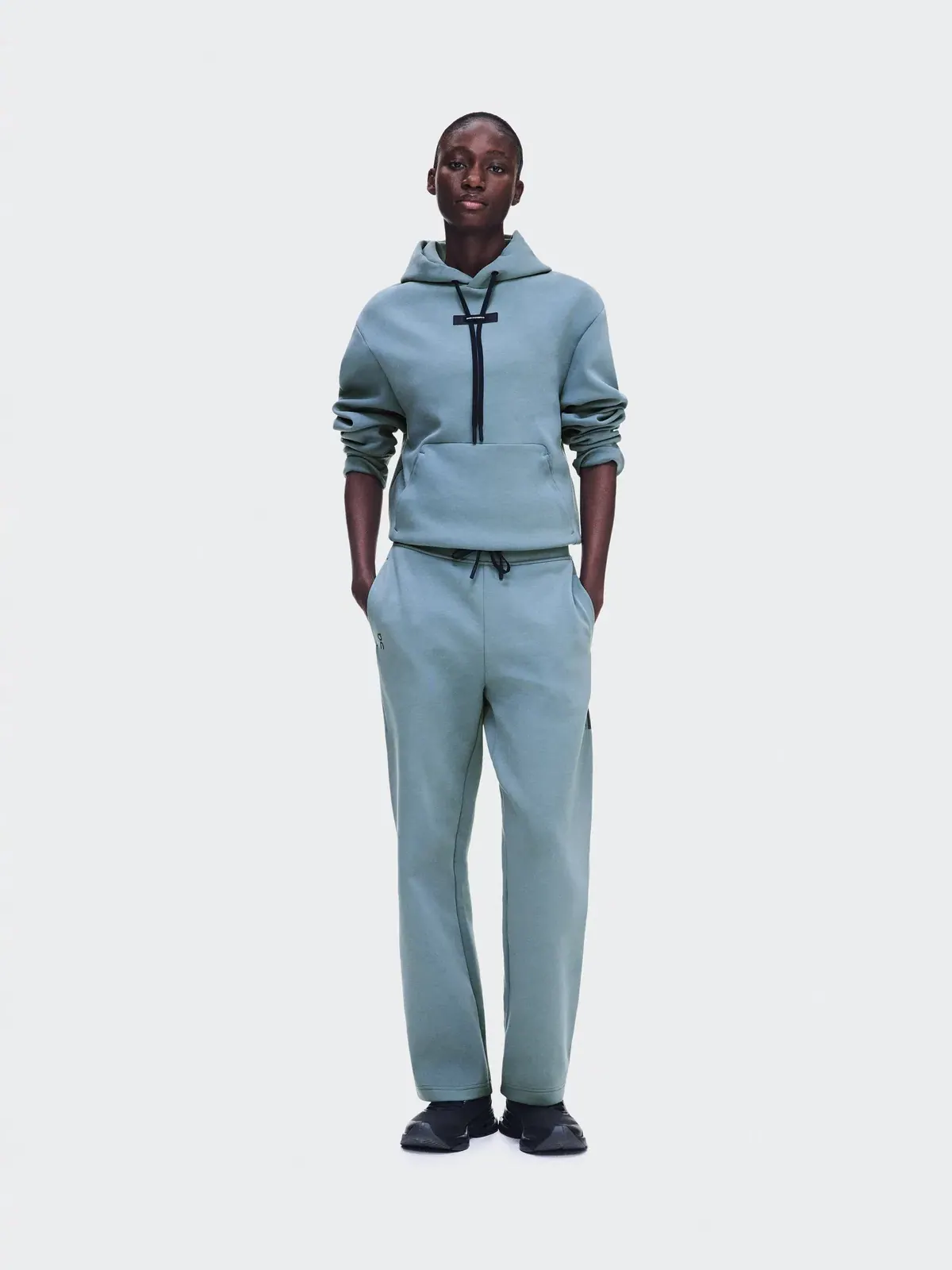 Женское худи с карманом-кенгуру Focus Tech Hoodie On — 2
