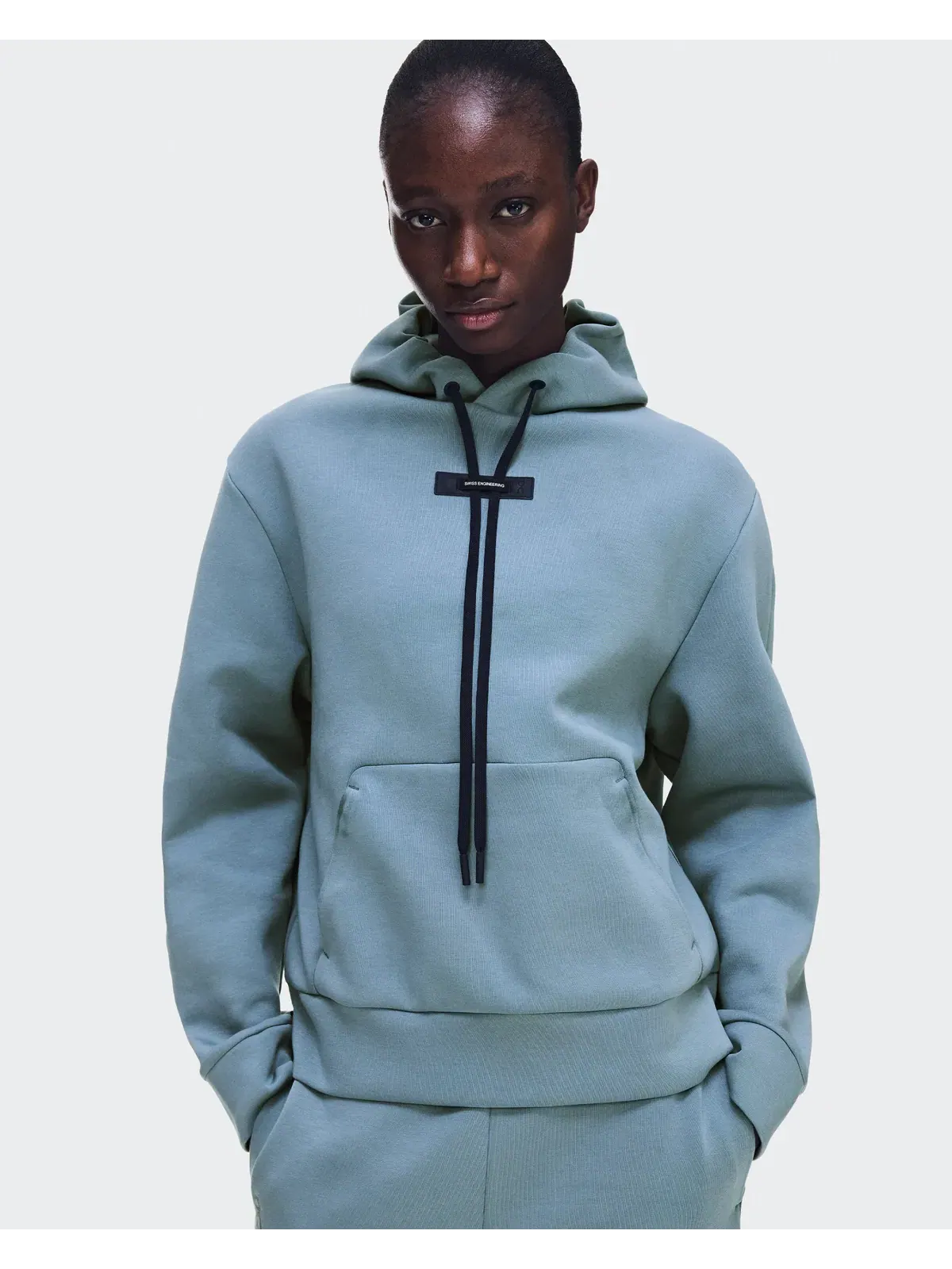Женское худи с карманом-кенгуру Focus Tech Hoodie On — 3