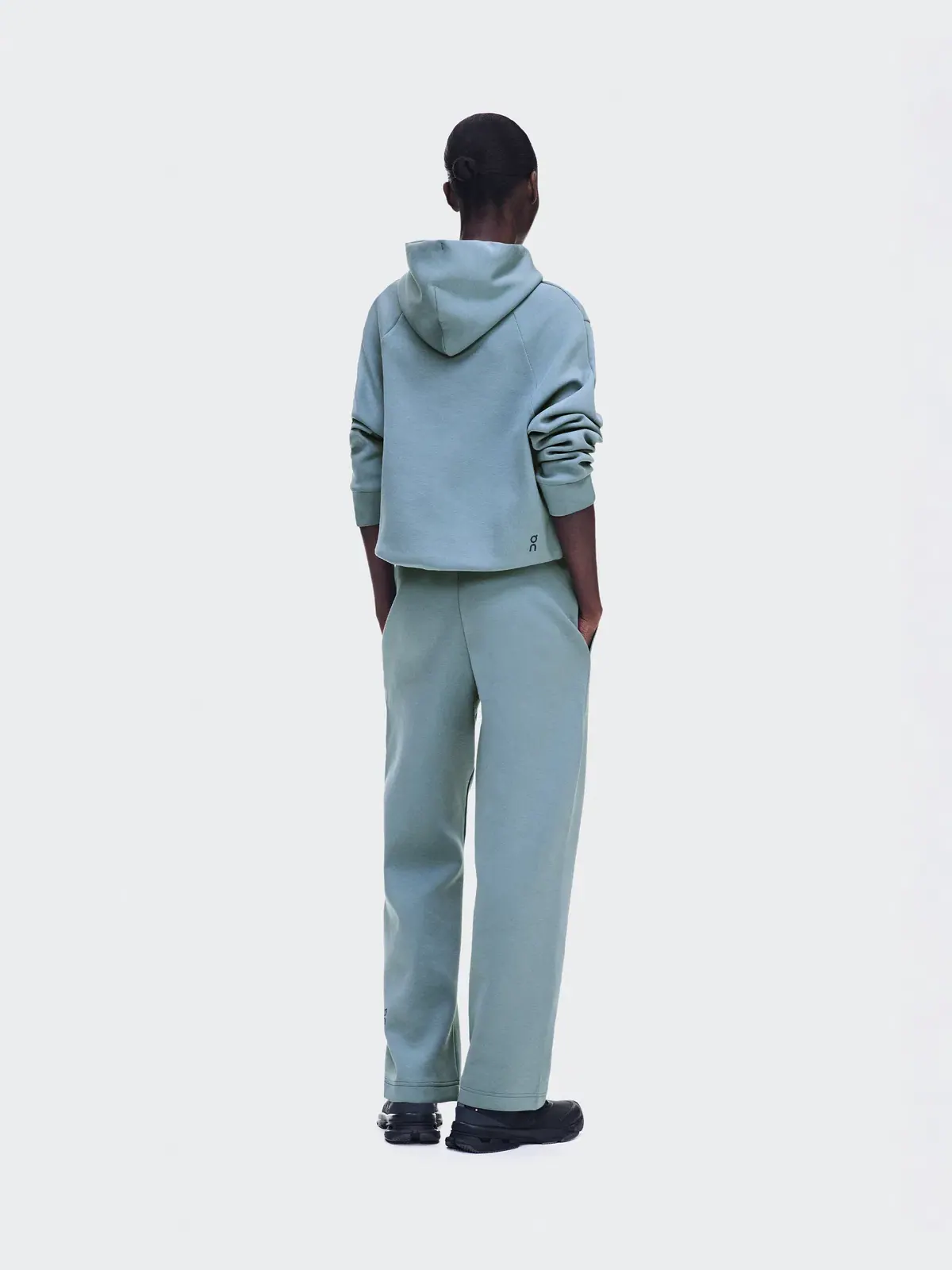 Женское худи с карманом-кенгуру Focus Tech Hoodie On — 4